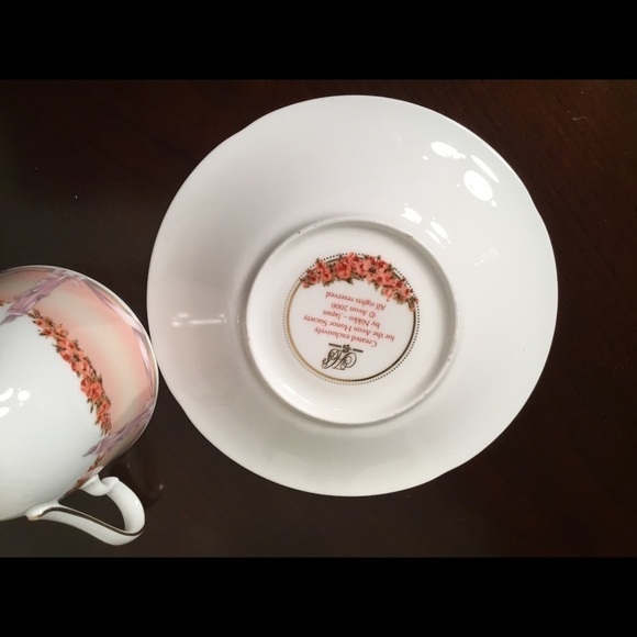 Rare AVON VINTAGE TEA CUP AND SAUCER - Picture 5 of 6